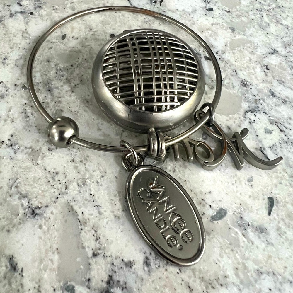 Yankee candle car air freshener with charms.. Mom & Yankee for rear view mirror